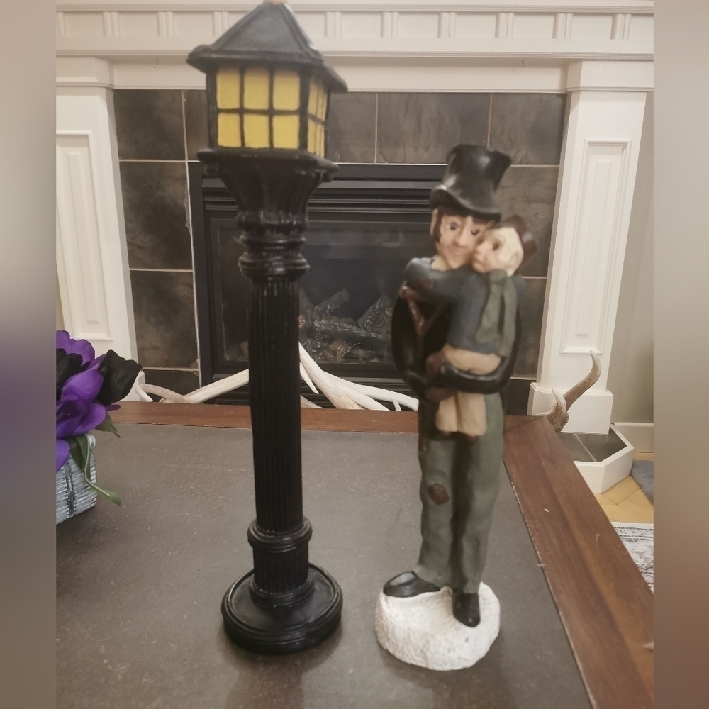 Vintage Cedartown carolers bob cratchit tiny Tim and lamp post